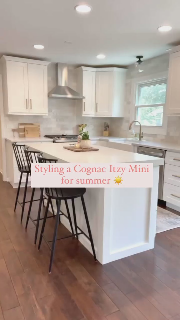 Video showing different ways to style with the Cognac mini